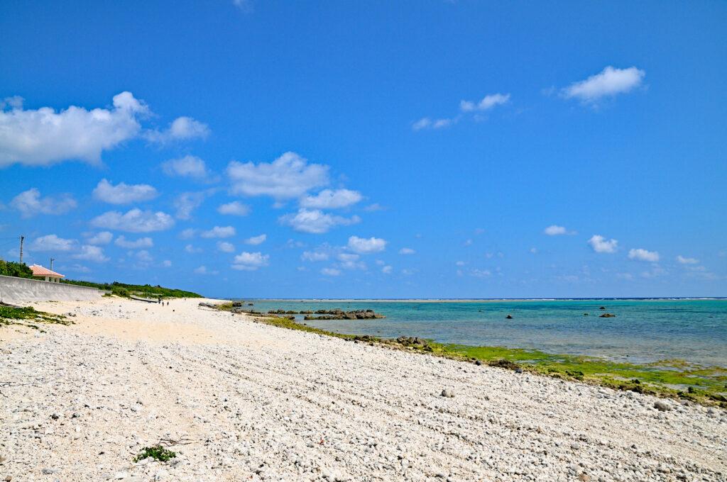 石垣島の白保海岸と青空と海