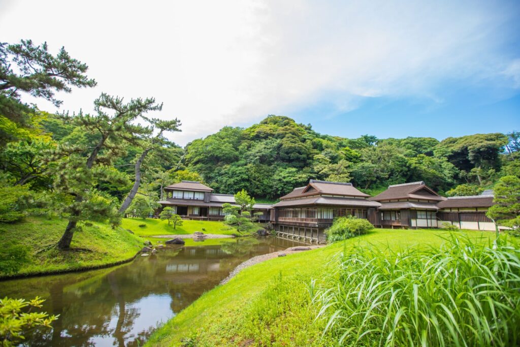 三渓園の日本庭園風景