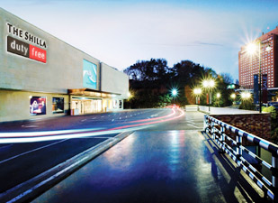 新羅免税店　10,000ウォン割引クーポンと東方神起電子マネーカードプレゼント