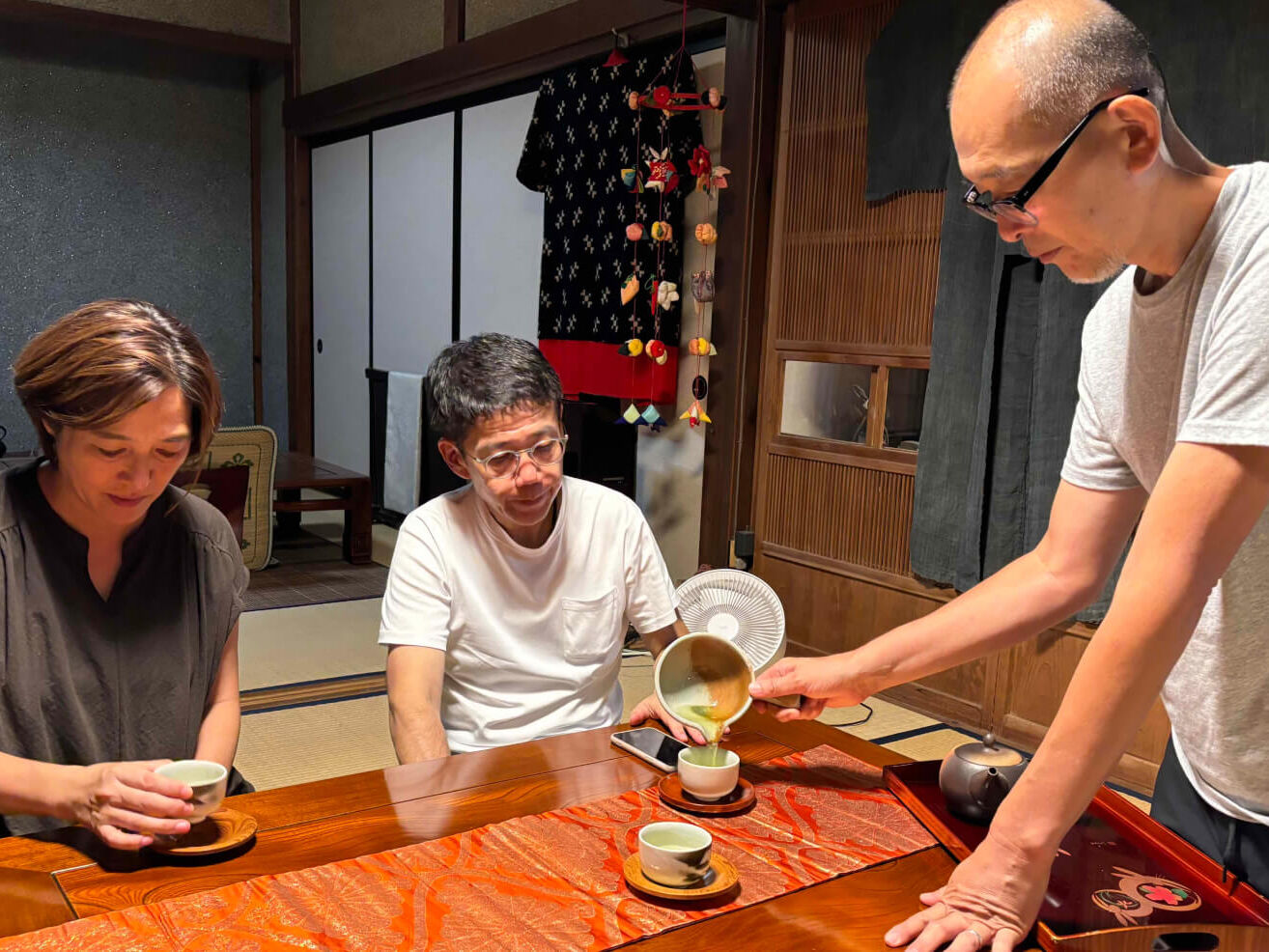 旅ノ舎オーナー山田さんと、緑茶の飲み比べや茶摘み、手揉み体験