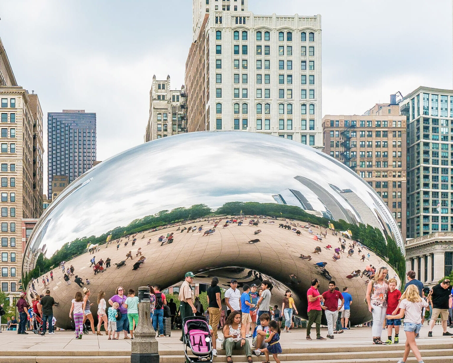 ザ・ビーン The Bean ザ・ビーンは、シカゴのミレニアム・パークにある象徴的なパブリックアート作品で、正式名称は「クラウド・ゲート」です。アーティストのアニッシュ・カプーアによってデザインされたこの巨大な豆の形をした彫刻は、鏡面仕上げのステンレススチールでできていて、周囲の高層ビル群や訪れる人々を美しく映し出します。観光客や地元の人々に人気のフォトスポットで、シカゴの都会的な魅力を体感できる場所です。