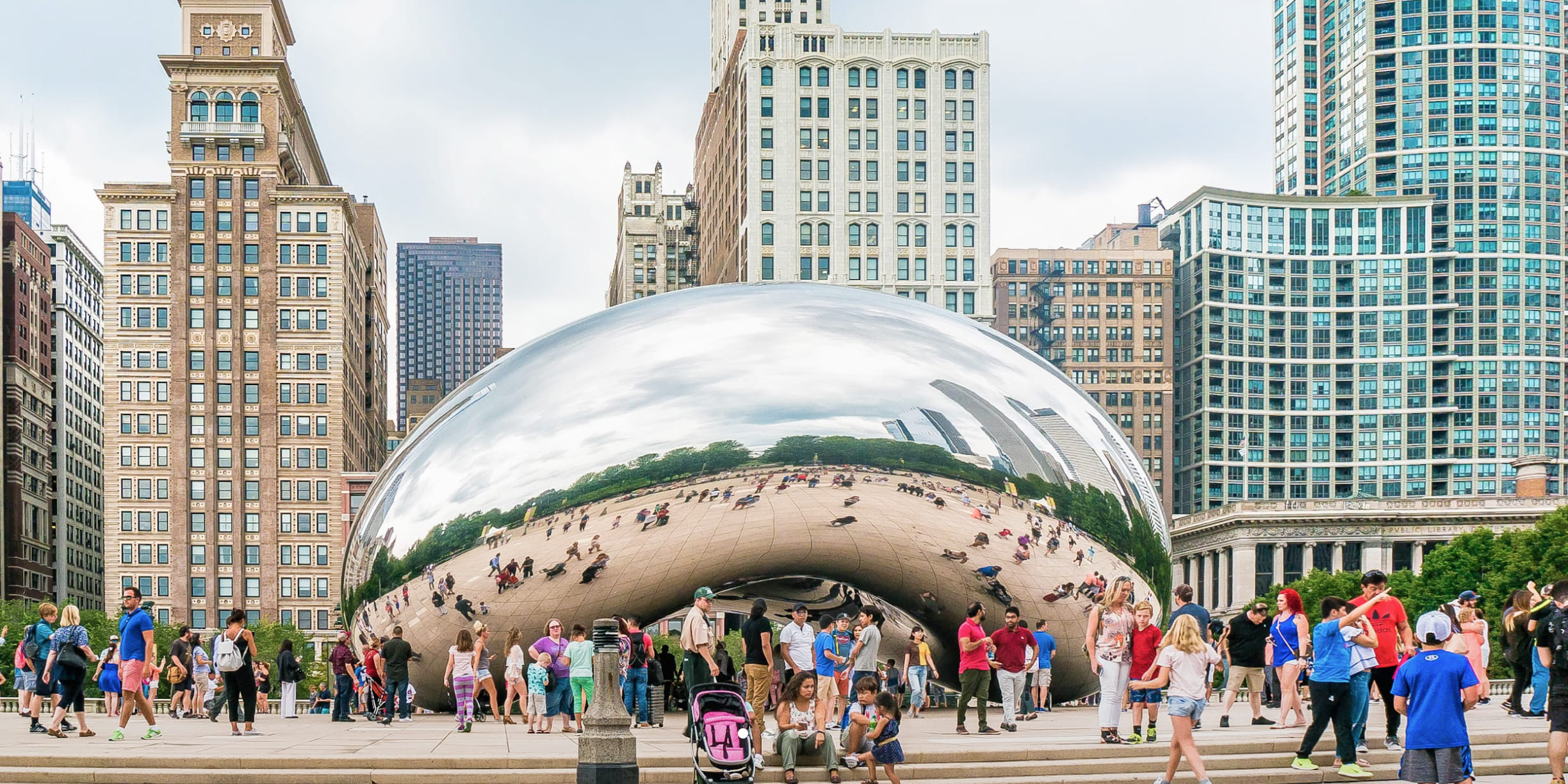 ザ・ビーン The Bean ザ・ビーンは、シカゴのミレニアム・パークにある象徴的なパブリックアート作品で、正式名称は「クラウド・ゲート」です。アーティストのアニッシュ・カプーアによってデザインされたこの巨大な豆の形をした彫刻は、鏡面仕上げのステンレススチールでできていて、周囲の高層ビル群や訪れる人々を美しく映し出します。観光客や地元の人々に人気のフォトスポットで、シカゴの都会的な魅力を体感できる場所です。